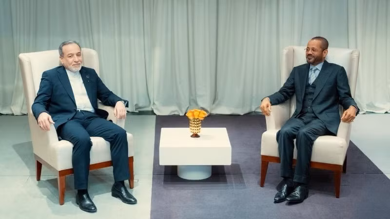 Ngoại trưởng Oman Sayyid Badr bin Hamad bin Hamood Albusaidi (phải) và người đồng cấp Iran Seyed Abbas Araghchi trong cuộc gặp tại Geneva (Thụy Sĩ), ngày 16/2/2026. (Ảnh: THX/TTXVN)