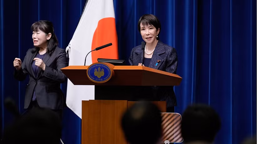 Thủ tướng Nhật Bản Takaichi Sanae phát biểu tại một cuộc họp báo ở thủ đô Tokyo. (Ảnh: THX/TTXVN)