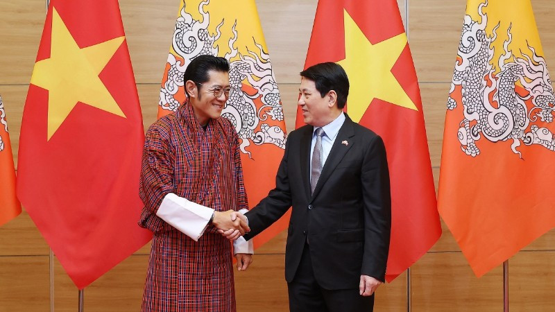 Chủ tịch nước Lương Cường và Quốc vương Bhutan Jigme Khesar Namgyel Wangchuck. (Ảnh: TTXVN)