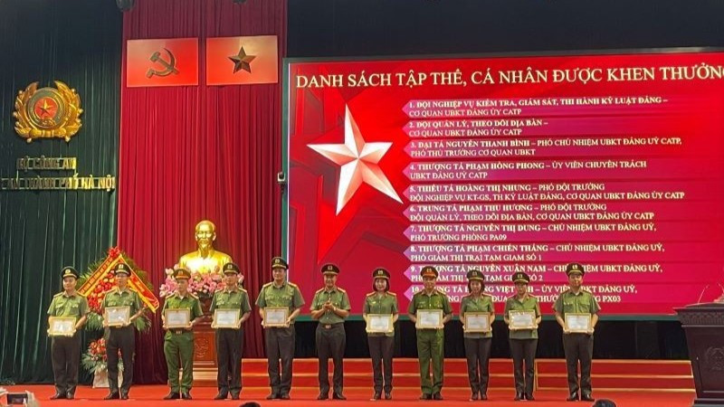 Tại hội nghị, Giám đốc Công an Thành phố Hà Nội đã tặng Giấy khen cho 2 tập thể, 17 cá nhân có thành tích xuất sắc trong phong trào thi đua.