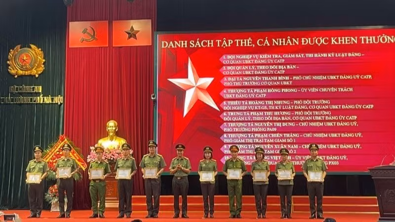 Tại hội nghị, Giám đốc Công an Thành phố Hà Nội đã tặng Giấy khen cho 2 tập thể, 17 cá nhân có thành tích xuất sắc trong phong trào thi đua.