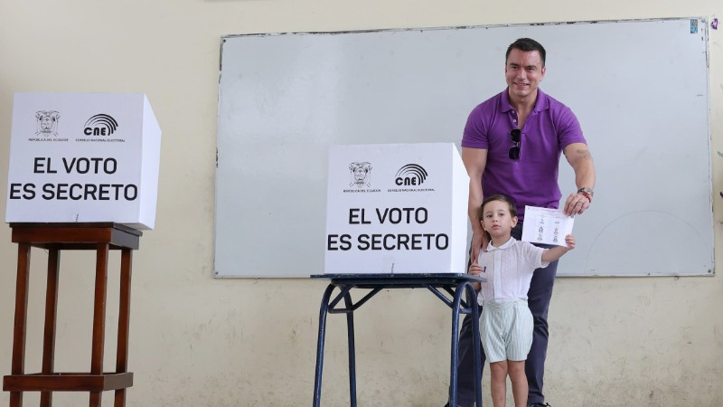 Tổng thống Ecuador Daniel Noboa bỏ phiếu bầu cử tại Olon, tỉnh Santa Elena, ngày 13/4/2025. Ảnh: (THX/TTXVN) 