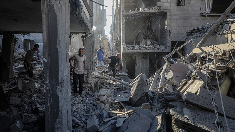Tòa nhà bị phá hủy sau cuộc không kích của Israel tại Gaza. (Ảnh: THX/TTXVN)