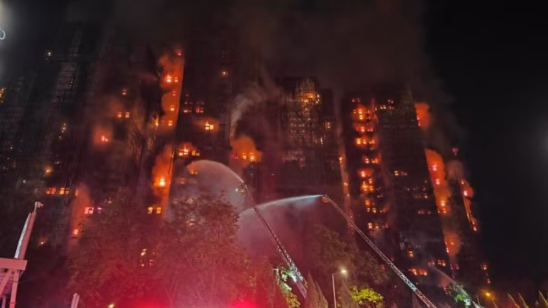 Lực lượng cứu hỏa kiểm soát đám cháy tại tổ hợp chung cư ở Hồng Kông (Trung Quốc), ngày 26/11/2025. (Ảnh: Tân Hoa Xã)