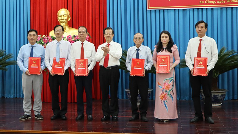 Lãnh đạo tỉnh An Giang trao quyết định cho các đồng chí lãnh đạo Báo và Phát thanh Truyền hình An Giang.