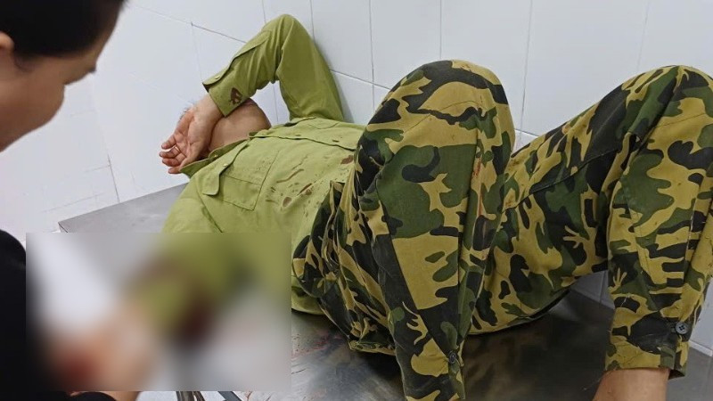 Ông Trần Tuấn đang được cấp cứu tại bệnh viện.