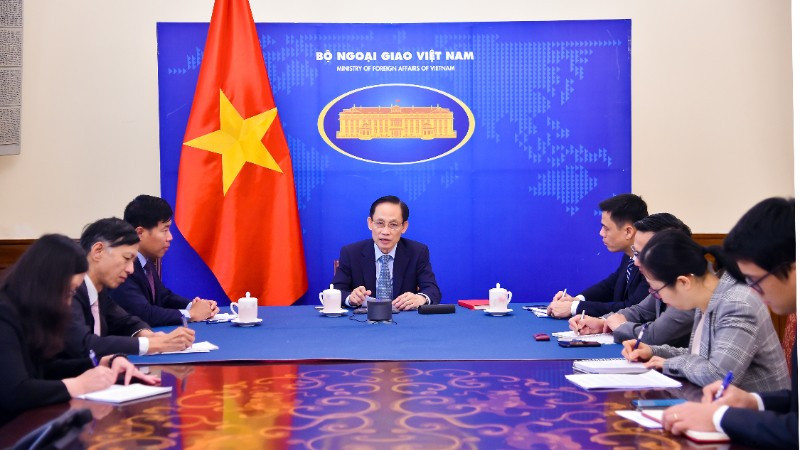 Bộ trưởng Ngoại giao Lê Hoài Trung điện đàm với Bộ trưởng Ngoại giao Philippines Maria Theresa Lazaro. (Ảnh: Bộ Ngoại giao)