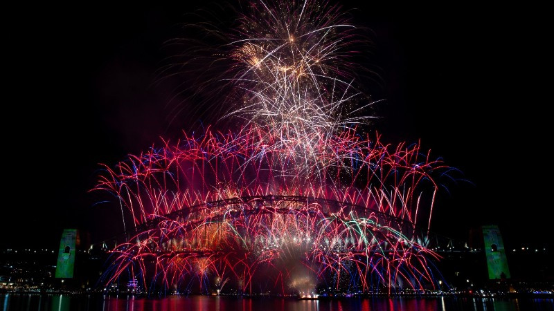 Pháo hoa rực rỡ chào đón năm mới 2026 tại Cầu Cảng Sydney, Australia. (Ảnh: THX/TTXVN)