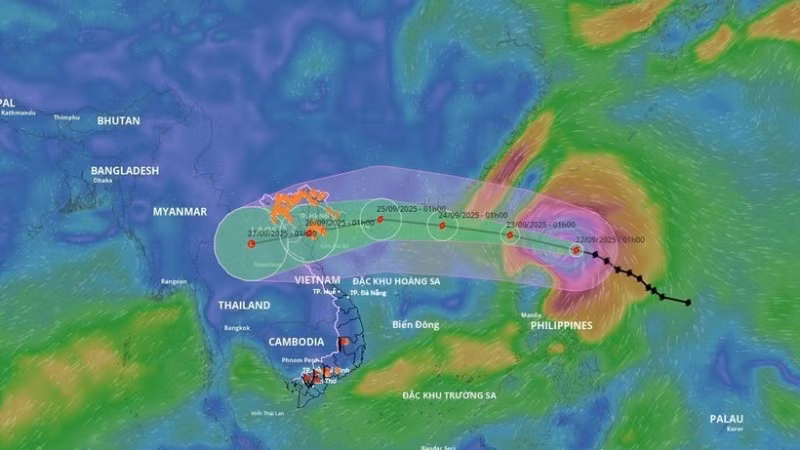 Hướng di chuyển của bão Ragasa từ hệ thống giám sát thiên tai Việt Nam. (Ảnh: TTXVN)