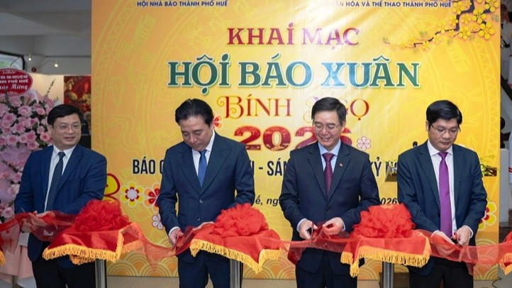 Lãnh đạo thành phố Huế cắt băng khai mạc Hội Báo Xuân 2026.