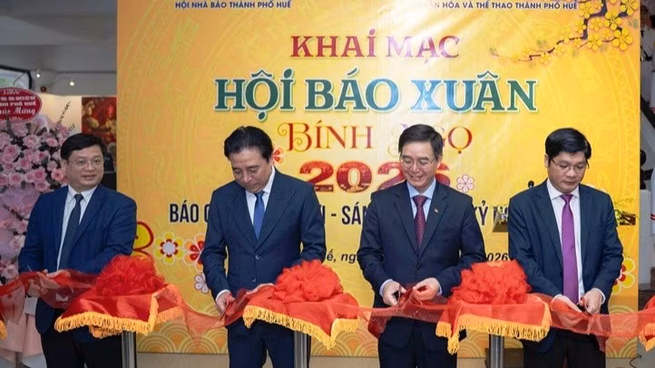 Lãnh đạo thành phố Huế cắt băng khai mạc Hội Báo Xuân 2026.