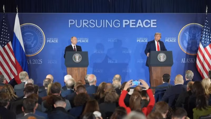 Tổng thống Mỹ Donald Trump và người đồng cấp Nga Vladimir Putin tại cuộc họp báo chung sau gần ba giờ họp kín. (Ảnh: Tân Hoa Xã)