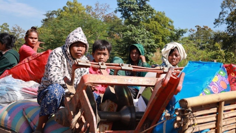 Người dân Campuchia ở tỉnh Preah Vihear, giáp giới với Thái Lan sơ tán tránh xung đột, ngày 8/12/2025. (Ảnh: THX/TTXVN)