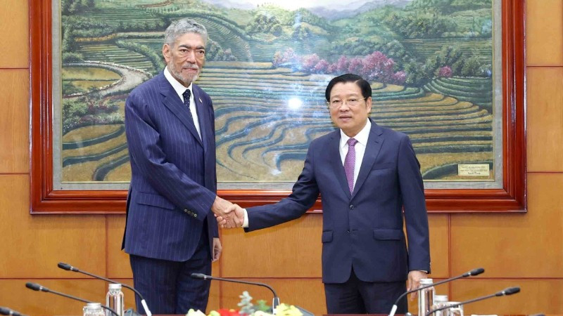 Trưởng Ban Nội chính Trung ương Phan Đình Trạc và Tổng Bí thư Đảng Phong trào Cánh tả Thống nhất Dominica Miguel Mejia. (Ảnh: TTXVN) 
