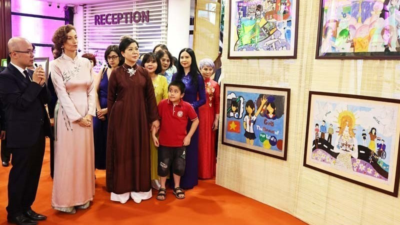 Phu nhân Tổng Bí thư, bà Ngô Phương Ly và Tổng Giám đốc UNESCO Audrey Azoulay thăm Bảo tàng Phụ nữ Việt Nam. (Ảnh: TTXVN) 