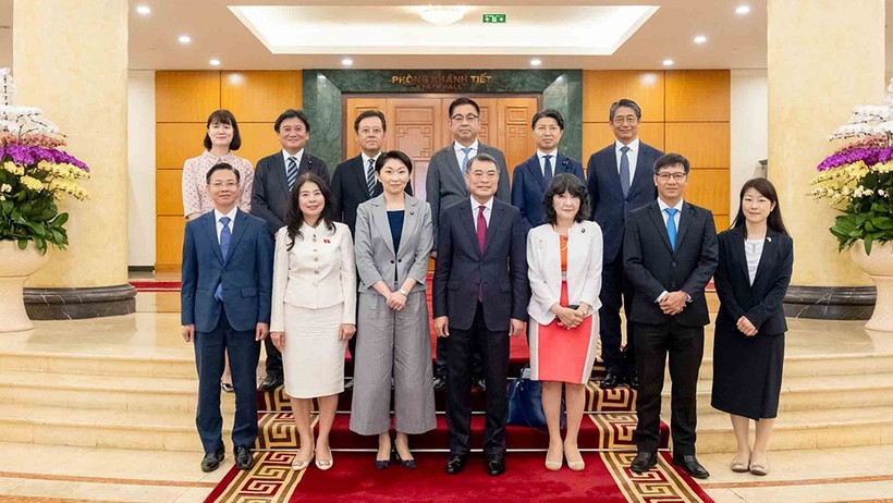 Đồng chí Lê Minh Hưng, Ủy viên Bộ Chính trị, Bí thư Trung ương Đảng, Trưởng Ban Tổ chức Trung ương, Chủ tịch Nhóm Nghị sĩ hữu nghị Việt Nam-Nhật Bản tiếp bà Obuchi Yuko, Hạ nghị sĩ, Chủ tịch Liên minh Nghị sĩ hữu nghị Nhật Bản-Việt Nam. (Ảnh: TTXVN)