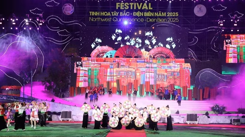 Chương trình nghệ thuật đặc biệt (đêm 19/9) là điểm nhấn trong hoạt động kết nối du lịch giữa các tỉnh Tây Bắc với Thành phố Hồ Chí Minh đã thu hút hàng chục nghìn nhân dân, du khách.