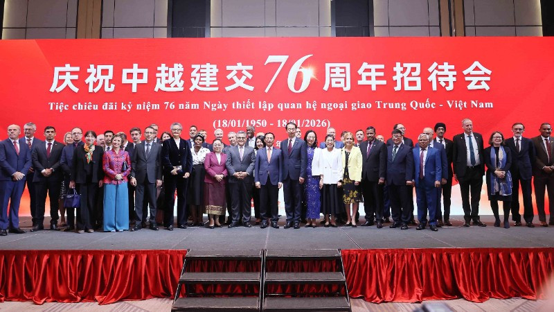 Phó Thủ tướng Bùi Thanh Sơn với các đại biểu dự Tiệc chiêu đãi kỷ niệm 76 năm thiết lập quan hệ ngoại giao Trung Quốc-Việt Nam. (Ảnh: TTXVN)