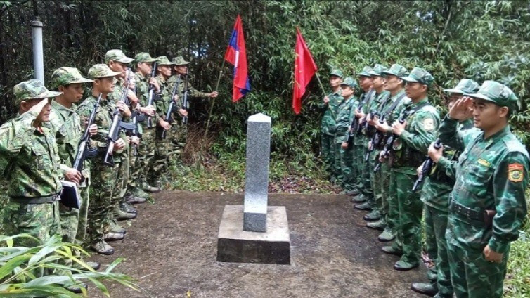 Thực hiện nghi thức chào cột mốc và trao đổi thông tin liên quan.