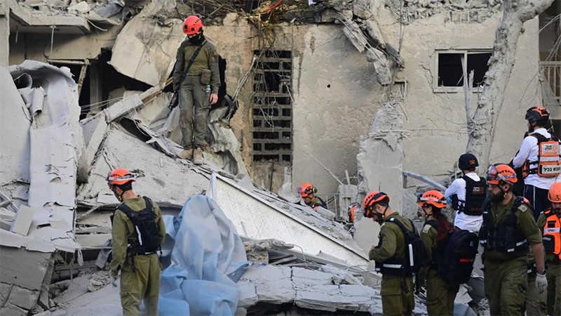 Lực lượng an ninh và cứu hộ Israel làm nhiệm vụ tại hiện trường vụ tấn công tên lửa từ Iran ở Bnei Brak, miền trung Israel, ngày 16/6/2025. (Ảnh: Tân Hoa Xã)