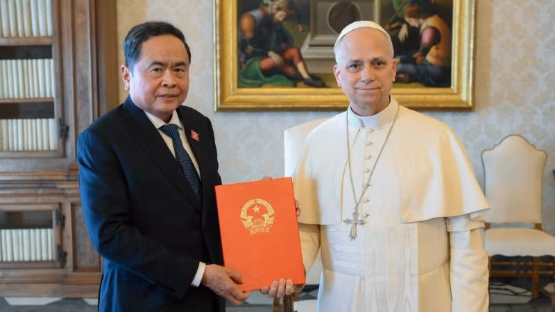 Chủ tịch Quốc hội Trần Thanh Mẫn chuyển Thư của Tổng Bí thư, Chủ tịch nước Tô Lâm đến Giáo hoàng Leo XIV. (Ảnh: TTXVN)