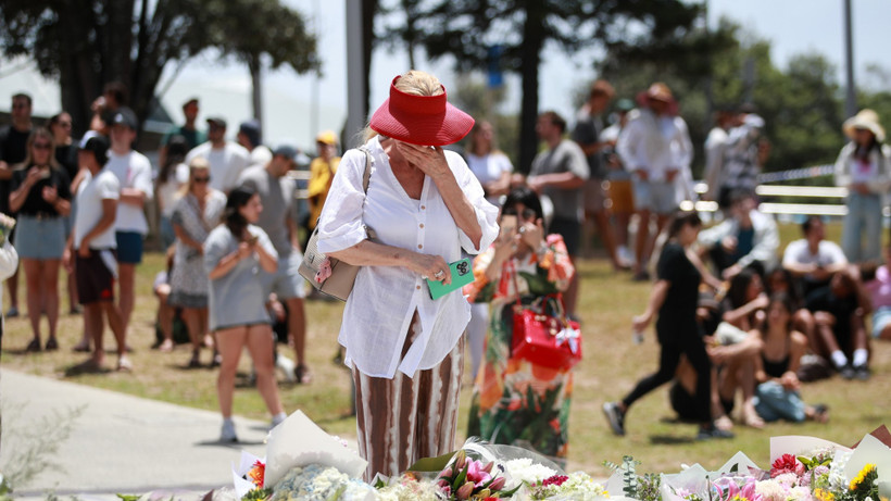 Đặt hoa tưởng niệm các nạn nhân của vụ xả súng trên bãi biển Bondi ở Sydney, Australia, ngày 15/12/2025. (Ảnh: THX/TTXVN)