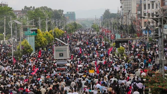 Biểu tình bạo loạn phản đối Chính phủ tại thủ đô Kathmandu, Nepal, ngày 8/9/2025. (Ảnh: Anadolu Agency/TTXVN)