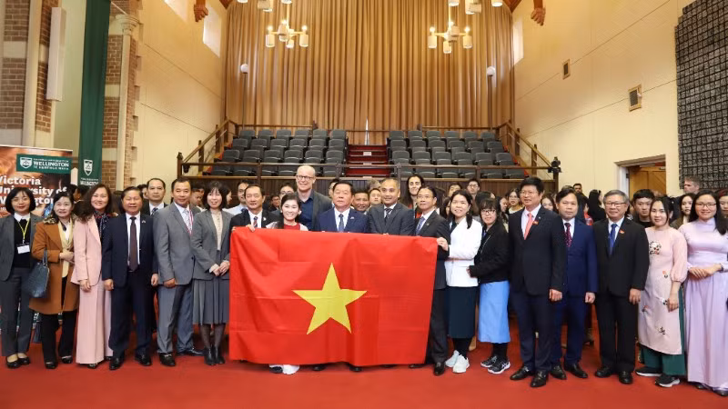 Đồng chí Nguyễn Trọng Nghĩa và đoàn công tác chụp ảnh lưu niệm với các sinh viên Việt Nam đang theo học tại Đại học Tổng hợp Wellington. (Ảnh: TTXVN)