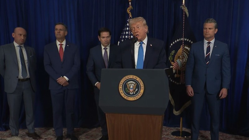 Tổng thống Mỹ Donald Trump (phía trước) họp báo về cuộc tấn công Venezuela. (Ảnh: THX/TTXVN)