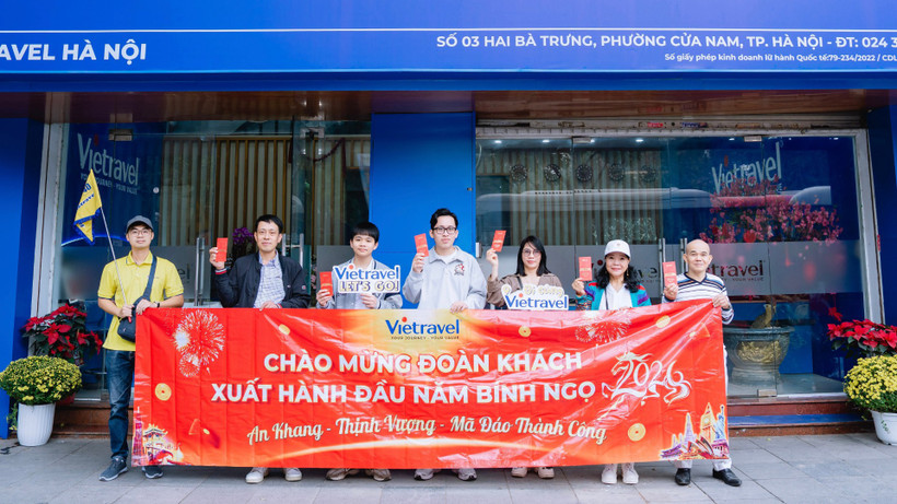 Đoàn khách xuất hành du lịch sáng mùng 1 Tết Bính Ngọ.