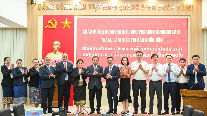 Các đại biểu tham dự buổi làm việc chụp ảnh lưu niệm. (Ảnh: THẾ ĐẠI)