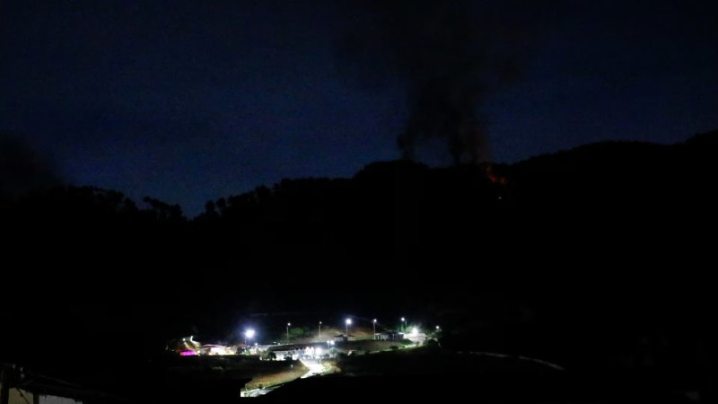 Khói lửa bốc lên tại khu phức hợp quân sự Fuerte Tiuna lớn nhất Venezuela, sau một loạt tiếng nổ ở thủ đô Caracas, ngày 3/1/2026. (Ảnh: TTXVN)