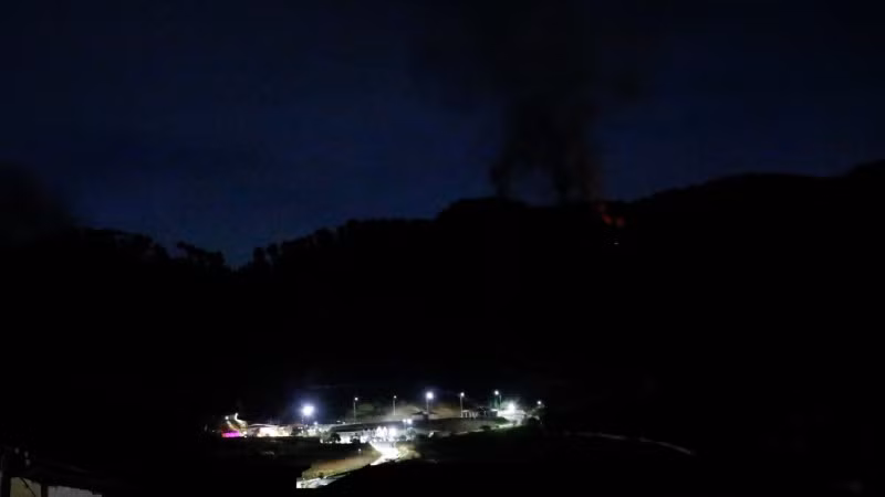 Khói lửa bốc lên tại khu phức hợp quân sự Fuerte Tiuna lớn nhất Venezuela, sau một loạt tiếng nổ ở thủ đô Caracas, ngày 3/1/2026. (Ảnh: TTXVN)