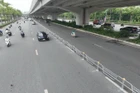 Đường Phạm Văn Đồng đang được triển khai lắp đặt hàng rào liên kết để phân làn ô-tô, xe máy.