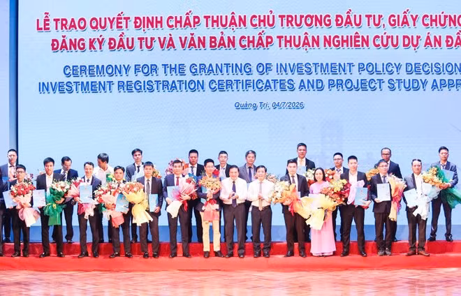 Lãnh đạo tỉnh Quảng Trị trao Quyết định chấp thuận chủ trương đầu tư; Giấy chứng nhận đăng ký đầu tư và Văn bản chấp thuận nghiên cứu dự án đầu tư cho các doanh nghiệp.