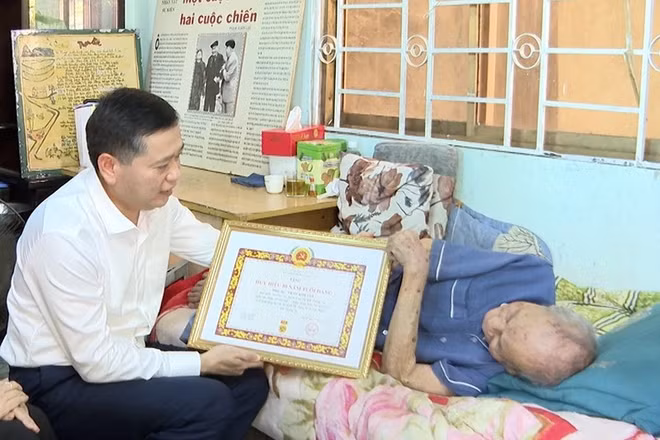 Phó Bí thư Thường trực Tỉnh ủy Nguyễn Long Hải thăm và trao Huy hiệu 80 năm tuổi Đảng cho đồng chí Trần Kim Giá .