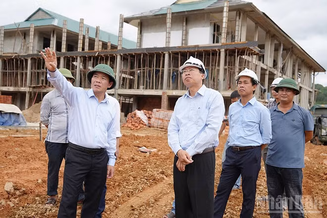 Bí thư Tỉnh ủy Quảng Trị Nguyễn Văn Phương kiểm tra tiến độ hoàn thành Trường nội trú tiểu học và trung học cơ sở Đakrông.