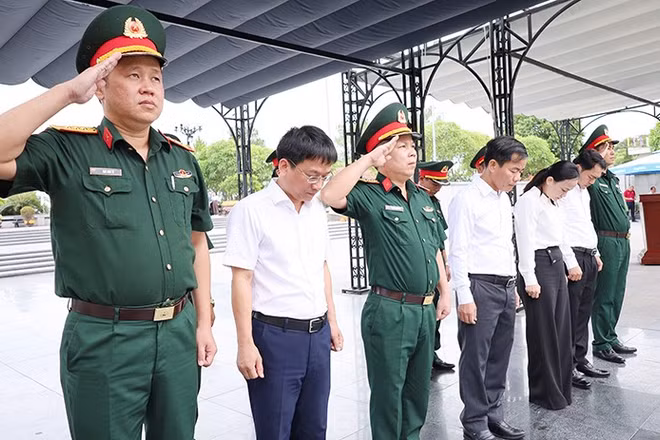 Bí Thư Tỉnh ủy Quảng Trị Nguyễn Văn Phương cùng Đoàn công tác dành phút mặc niệm các Anh hùng liệt sĩ. 