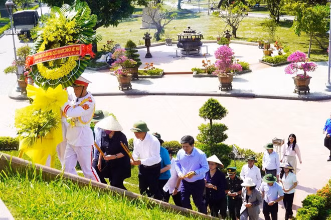 Các đại biểu tri ân các Anh hùng liệt sĩ tại Di tích quốc gia đặc biệt Thành Cổ Quảng Trị.