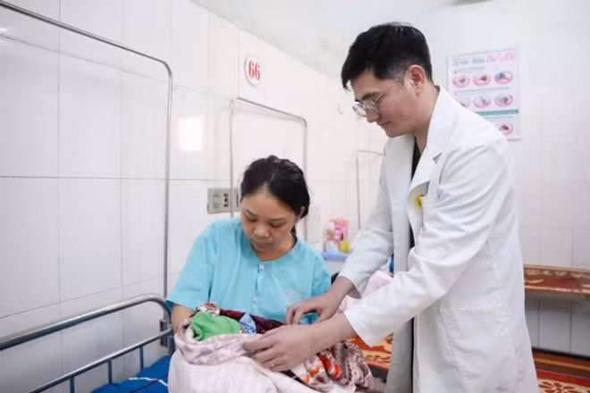 Bác sĩ khoa Phụ sản giành lại sự sống cho mẹ con sản phụ xuất huyết buồng ối hiếm gặp.