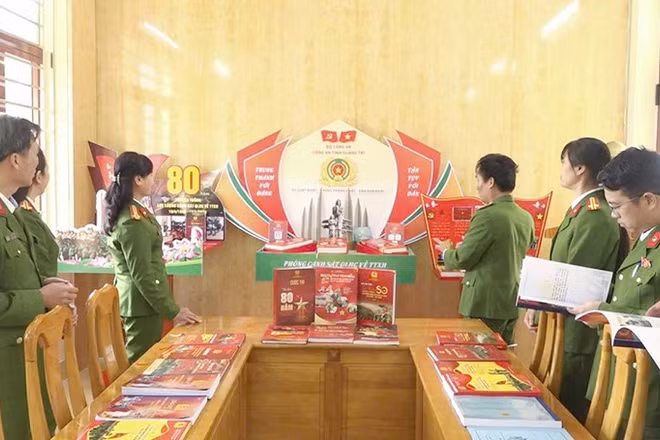 Phòng Cảnh sát Quản lý hành chính về trật tự xã hội tổ chức chấm bài dự thi Cuộc thi “Tìm hiểu 80 năm ngày truyền thống lực lượng Cảnh sát quản lý hành chính về trật tự xã hội” và tham gia dự thi đạt giải Ba của Bộ Công an. 