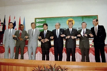 Bộ trưởng Ngoại giao Nguyễn Mạnh Cầm (thứ hai, từ phải sang), Tổng Thư ký ASEAN và các Bộ trưởng Ngoại giao ASEAN tại cuộc họp kết nạp Việt Nam trở thành thành viên chính thức thứ bảy của ASEAN, ngày 28/7/1995, tại Thủ đô Bandar Seri Begawan (Brunei). (Ảnh TTXVN)