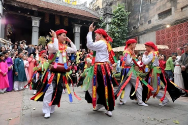 Một trong những điệu múa cổ hiếm hoi đất Thăng Long, "Con đĩ đánh bồng", vẫn được thế hệ trẻ hôm nay tiếp nối gìn giữ trong hội làng Triều Khúc, thành phố Hà Nội. (Ảnh Lê Minh)