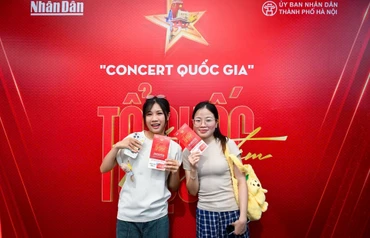 Niềm vui của các bạn trẻ khi nhận vé tham gia “Concert quốc gia” Tổ quốc trong tim. (Ảnh Thành Đạt)