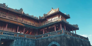 Ngói và gạch men lưu ly (thanh lưu ly, hoàng lưu ly) đã làm nên nét đặc trưng nổi bật trong kiến trúc cung đình Huế. (Ảnh Minh Lê)