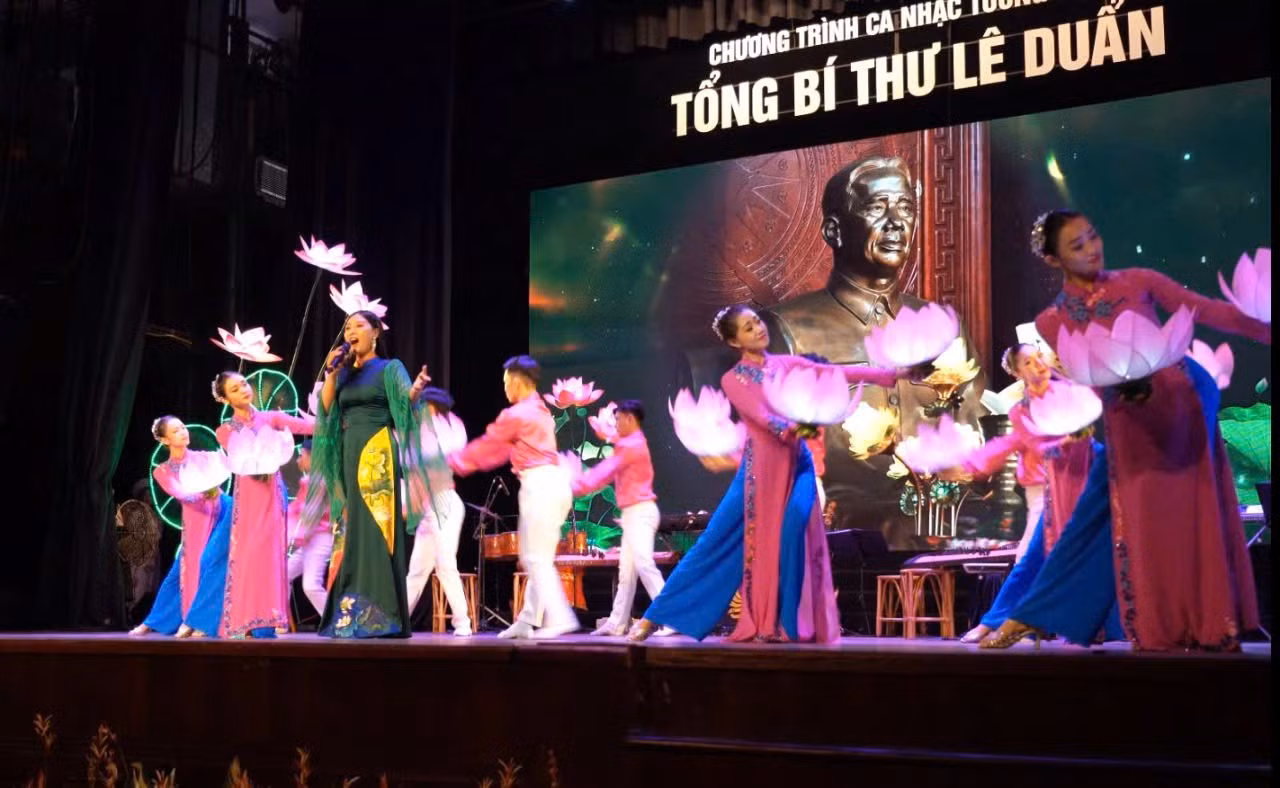 Nghệ sĩ Ưu tú Nguyễn Hương Giang thể hiện ca khúc 