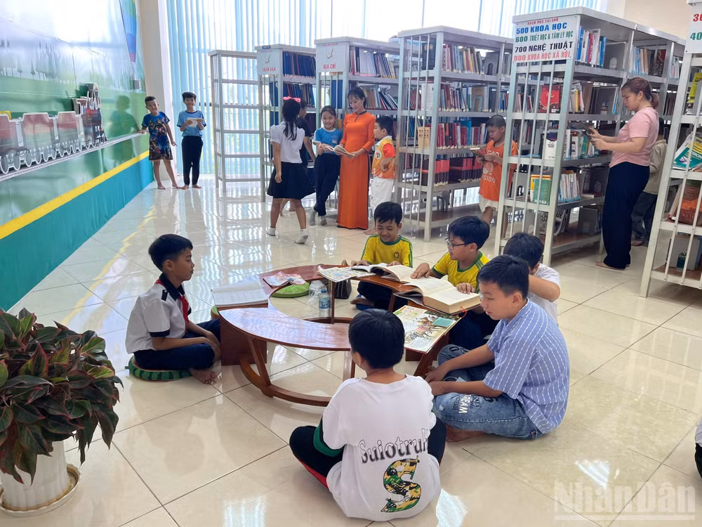 Bạn đọc tại Thư viện tỉnh Đồng Tháp.
