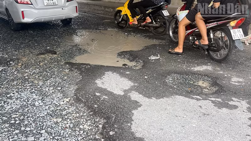 "Ổ gà" tại đường Điện Biên Phủ (phường Mỹ Trà), đoạn gần cầu Quảng Khánh.