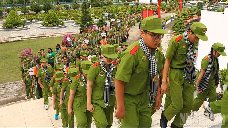 Chiến sĩ tham gia viếng, thắp hương và dâng hoa tại Nghĩa trang liệt sĩ tỉnh Đồng Tháp.