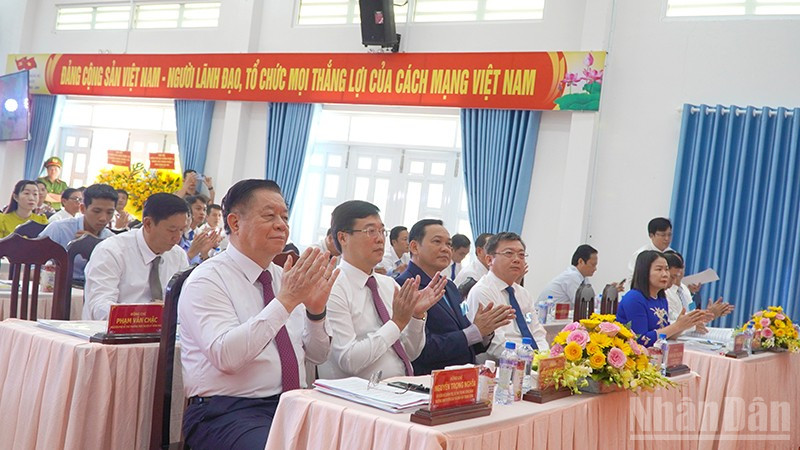Đồng chí Nguyễn Trọng Nghĩa cùng các đại biểu tham dự đại hội. ndo_br_thuongphuoc-7.jpg